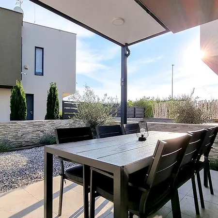Top-modernes Ferienhaus Unweit Vom Strand Mit Klima, Wifi, Grill Hébergement de vacances Novigrad Istria