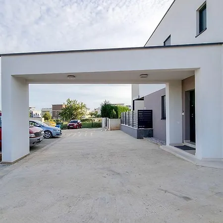 Top-modernes Ferienhaus Unweit Vom Strand Mit Klima, Wifi, Grill * Novigrad (Istria)