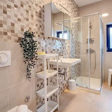 Top-modernes Ferienhaus Unweit Vom Strand Mit Klima, Wifi, Grill Novigrad (Istria)