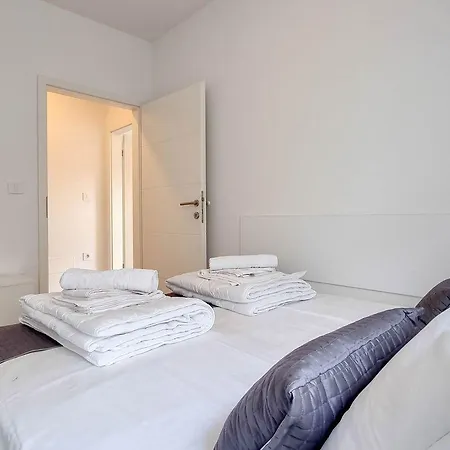 Top-modernes Ferienhaus Unweit Vom Strand Mit Klima, Wifi, Grill * Novigrad (Istria)