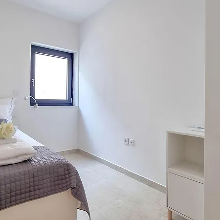Top-modernes Ferienhaus Unweit Vom Strand Mit Klima, Wifi, Grill Novigrad (Istria)